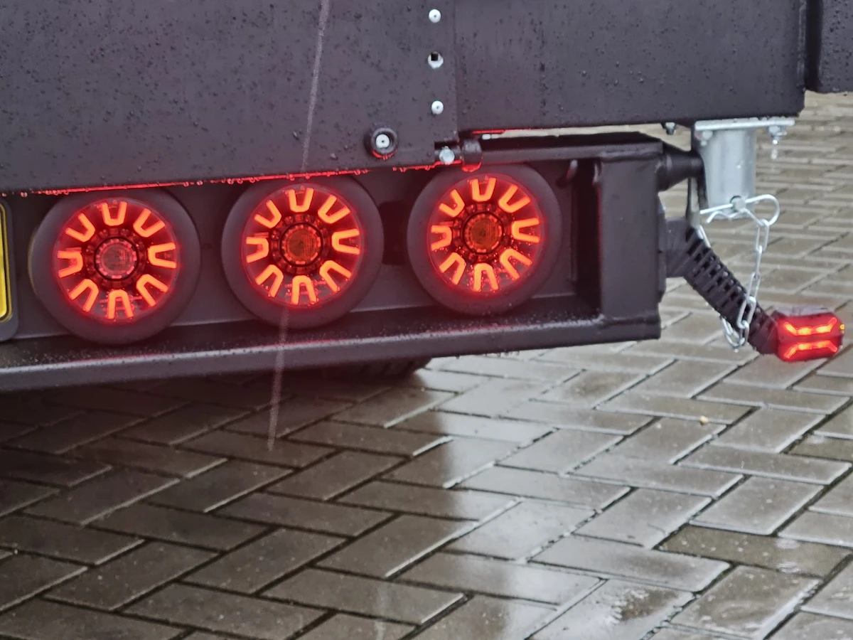 Skipt LED-baksamsetning á nútíma eftirvagni
