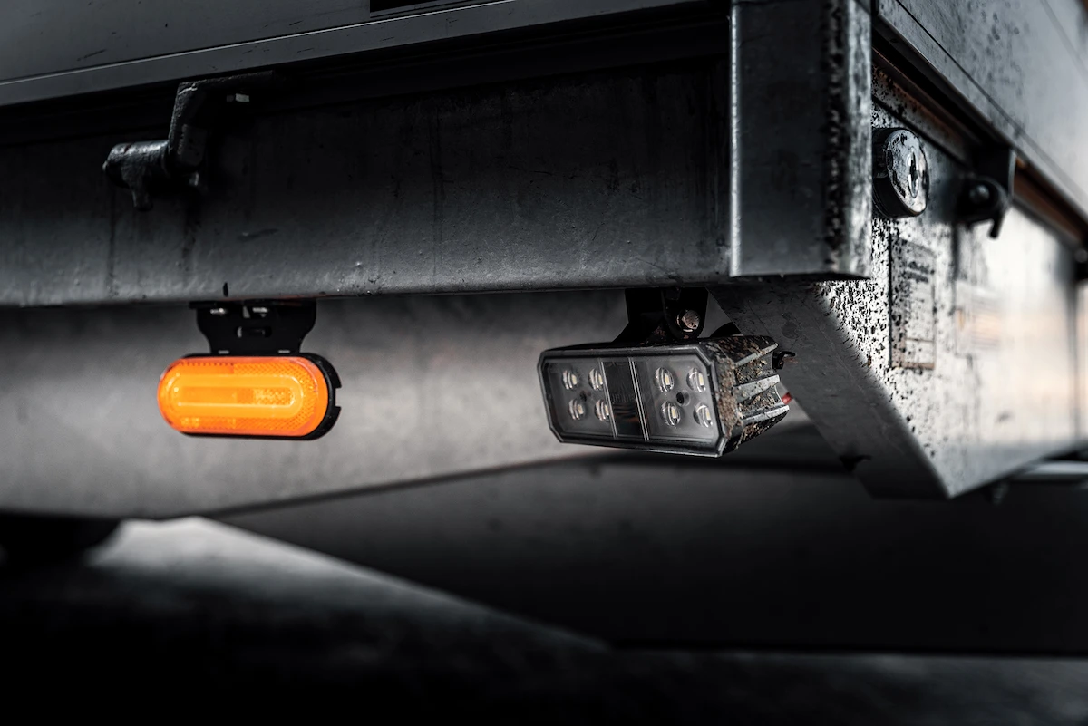 Side view of a trailer with Fristom marker lamps along the chassis