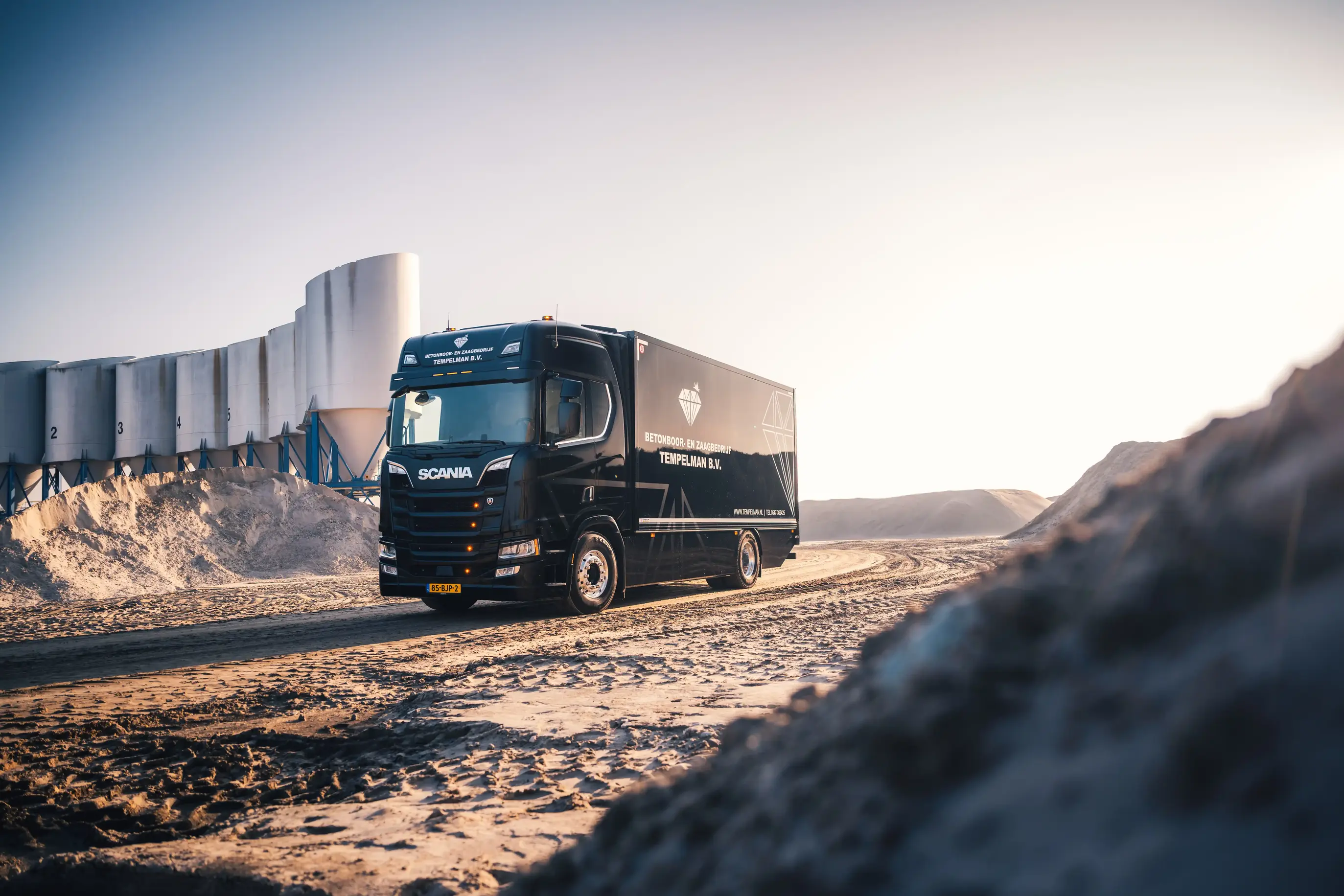 Langferðar Scania traktur-samsetning með merkijarljós kveikt meðfram eftirvagninum